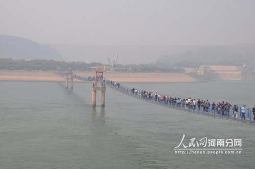 濟(jì)源旅游景區(qū)游客再現(xiàn)“井噴” 攬金3.37億元 濟(jì)源旅游景區(qū)游客再現(xiàn)“井噴” 攬金3.37億元