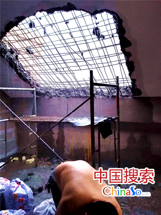樓頂被鑿開大洞，鋼筋裸露