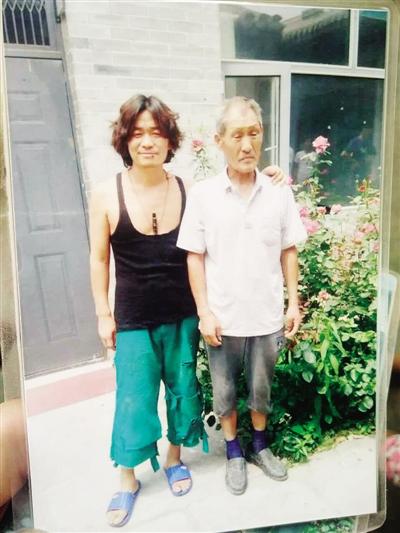 拍片間隙，王寶強(qiáng)與楊林貴在片場(chǎng)合影