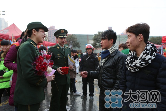 119朵玫瑰贈煙民 提醒注意消防安全 119朵玫瑰贈煙民 提醒注意消防安全