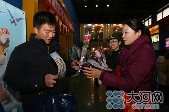 119朵玫瑰贈煙民 提醒注意消防安全 119朵玫瑰贈煙民 提醒注意消防安全