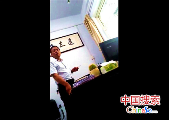 網(wǎng)曝三門(mén)峽一鄉(xiāng)干部對(duì)群眾爆粗口 并拉進(jìn)女廁所毆打