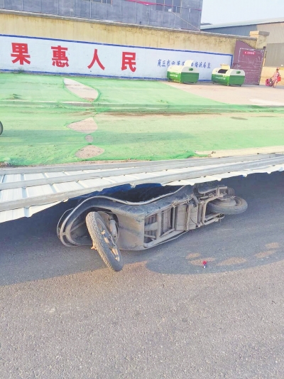 事發(fā)現(xiàn)場(chǎng)，男子的電動(dòng)車還在鐵皮墻下壓著。