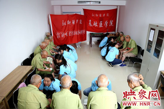 新鄉(xiāng)醫(yī)學(xué)院大學(xué)生暑期社會實(shí)踐隊(duì)員到新鄉(xiāng)市榮軍醫(yī)院為老紅軍、老戰(zhàn)士洗腳