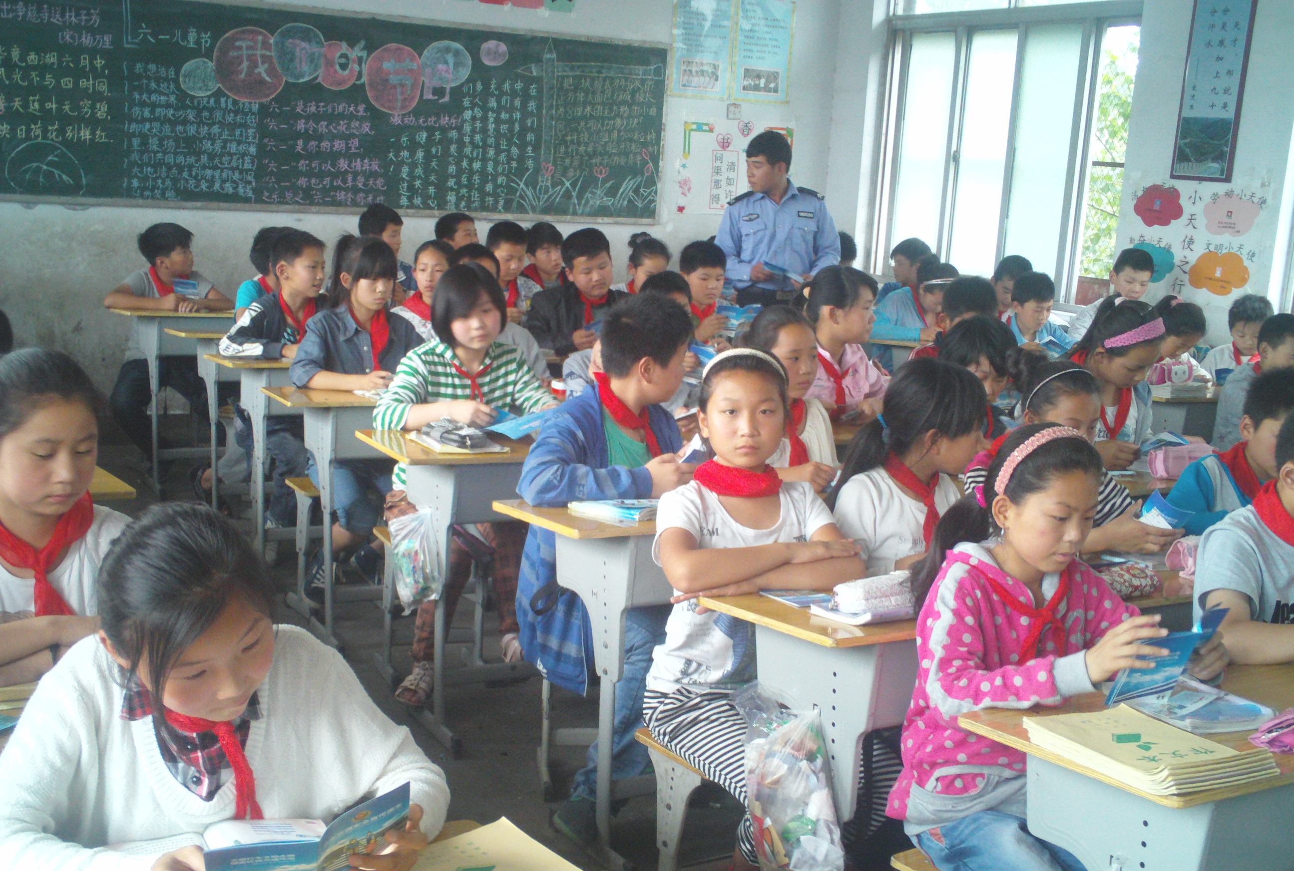 河南周口市交警走進校園進行交通安全知識宣講 河南周口市交警走進校園進行交通安全知識宣講