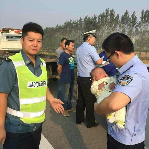 民警把嬰兒帶到隊(duì)里，核實(shí)孩子身世