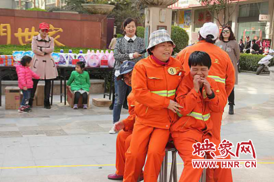 迎三八節(jié) 鄭州未來路街道辦邀請(qǐng)環(huán)衛(wèi)工舉行游藝活動(dòng)