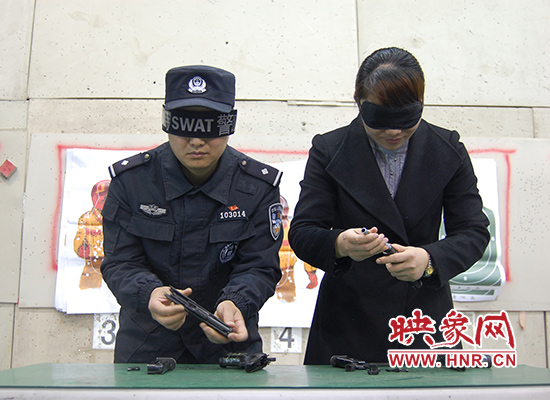 巾幗不讓須眉！鄭州女警蒙眼拆裝手槍不到一分鐘