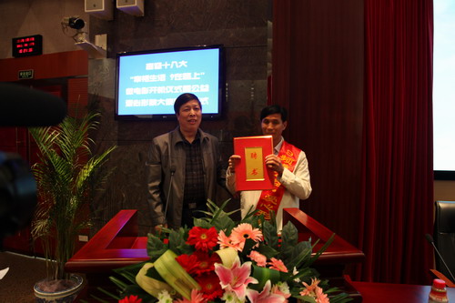 河南平頂山魯山縣電視臺(tái)的記者張朝岑，接過(guò)了河南電視臺(tái)9頻道總監(jiān)張克宣遞上的聘書(shū)。