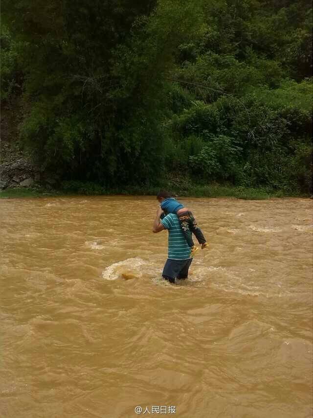 云南一小學(xué)老師常背學(xué)生過(guò)河上學(xué) 云南一小學(xué)老師常背學(xué)生過(guò)河上學(xué)