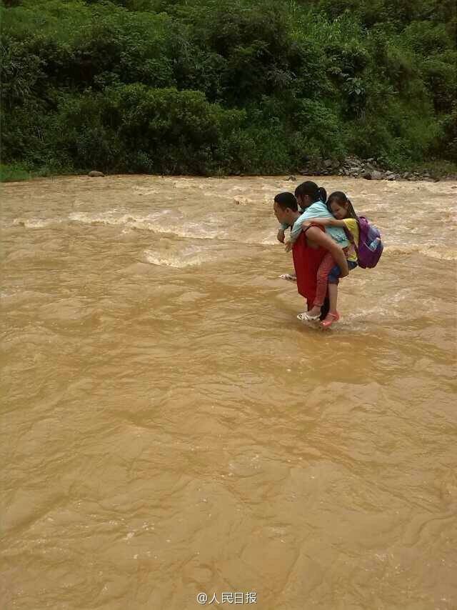 云南一小學(xué)老師常背學(xué)生過(guò)河上學(xué) 云南一小學(xué)老師常背學(xué)生過(guò)河上學(xué)