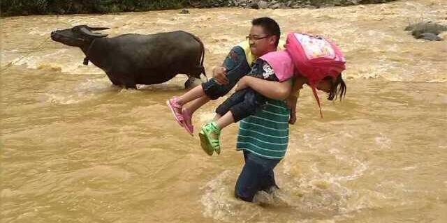 云南一小學(xué)老師常背學(xué)生過(guò)河上學(xué) 云南一小學(xué)老師常背學(xué)生過(guò)河上學(xué)