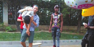 外籍男子當(dāng)街肩扛、腳踏醉漢