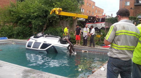 美女子駕車意外開(kāi)進(jìn)泳池嚇壞游泳者