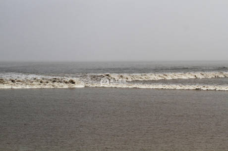 浙江海寧錢(qián)塘因超級(jí)月亮現(xiàn)壯觀交叉潮 浙江海寧錢(qián)塘因超級(jí)月亮現(xiàn)壯觀交叉潮