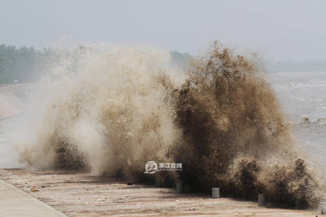 浙江海寧錢(qián)塘因超級(jí)月亮現(xiàn)壯觀交叉潮 浙江海寧錢(qián)塘因超級(jí)月亮現(xiàn)壯觀交叉潮
