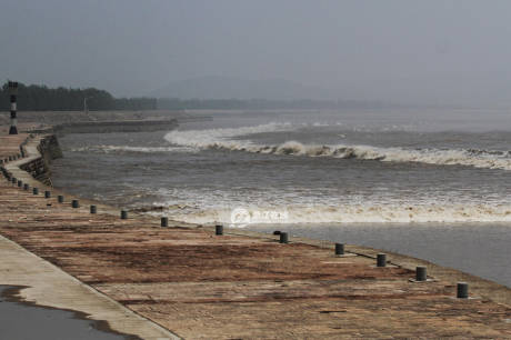 浙江海寧錢(qián)塘因超級(jí)月亮現(xiàn)壯觀交叉潮 浙江海寧錢(qián)塘因超級(jí)月亮現(xiàn)壯觀交叉潮
