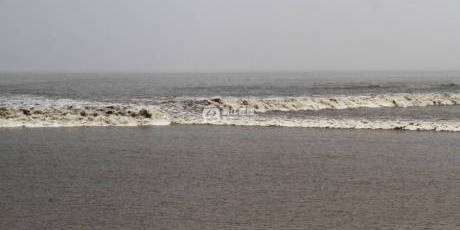 浙江海寧錢(qián)塘因超級(jí)月亮現(xiàn)壯觀交叉潮 浙江海寧錢(qián)塘因超級(jí)月亮現(xiàn)壯觀交叉潮