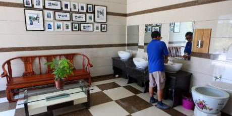 杭州一“四星級(jí)”公廁亮相 杭州一“四星級(jí)”公廁亮相