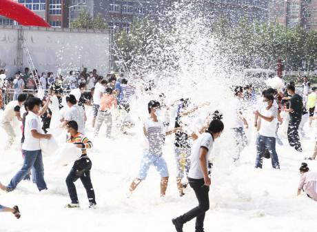 煙臺千人“枕頭大戰(zhàn)”迎中秋 煙臺千人“枕頭大戰(zhàn)”迎中秋