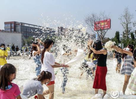 煙臺千人“枕頭大戰(zhàn)”迎中秋 煙臺千人“枕頭大戰(zhàn)”迎中秋