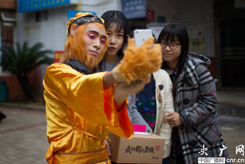 唐僧師徒變身快遞哥在長沙街頭送貨 唐僧師徒變身快遞哥在長沙街頭送貨