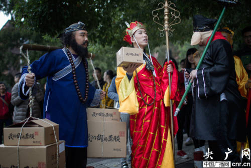 唐僧師徒變身快遞哥在長沙街頭送貨 唐僧師徒變身快遞哥在長沙街頭送貨
