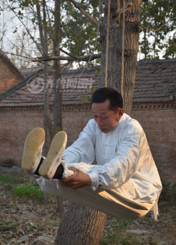 山東武術達人修煉“仙人掛畫” 山東武術達人修煉“仙人掛畫”