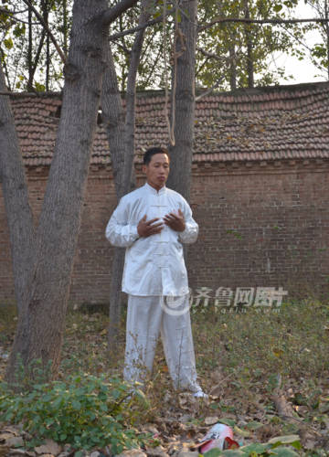 山東武術達人修煉“仙人掛畫” 山東武術達人修煉“仙人掛畫”