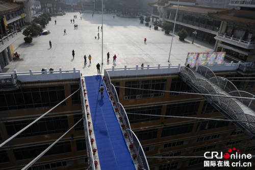 重慶現(xiàn)“最?！笨罩羞B廊 離地68.5米