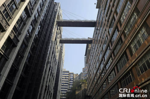 重慶現(xiàn)“最?！笨罩羞B廊 離地68.5米