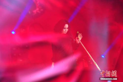 “搖滾女歌手”羅琦在京首開個(gè)唱 “搖滾女歌手”羅琦在京首開個(gè)唱