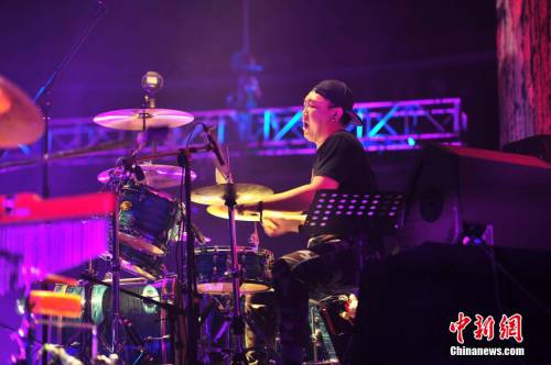 “搖滾女歌手”羅琦在京首開個(gè)唱 “搖滾女歌手”羅琦在京首開個(gè)唱