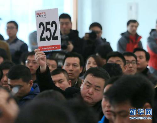 首批106輛中央公車全部溢價拍出 首批106輛中央公車全部溢價拍出