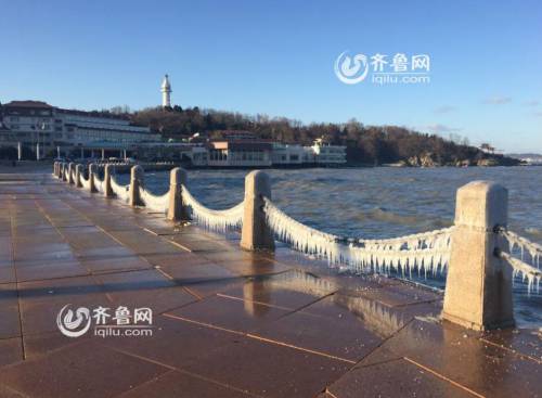 煙臺濱海廣場現(xiàn)冰凌美景 綿延千米 煙臺濱海廣場現(xiàn)冰凌美景 綿延千米