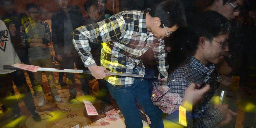 上海一企業(yè)年會(huì) 員工限時(shí)撈百元大鈔 上海一企業(yè)年會(huì) 員工限時(shí)撈百元大鈔