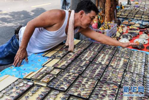 曼谷街頭的護身符市場 曼谷街頭的護身符市場