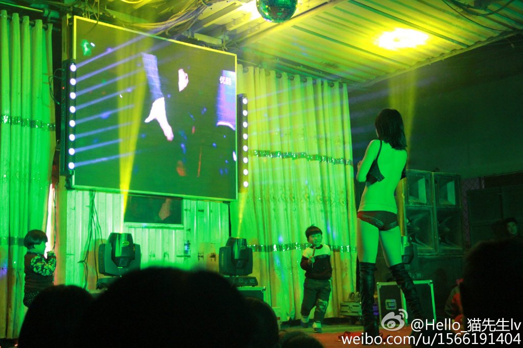 邯鄲農村辦葬禮 請女郎跳脫衣舞助興