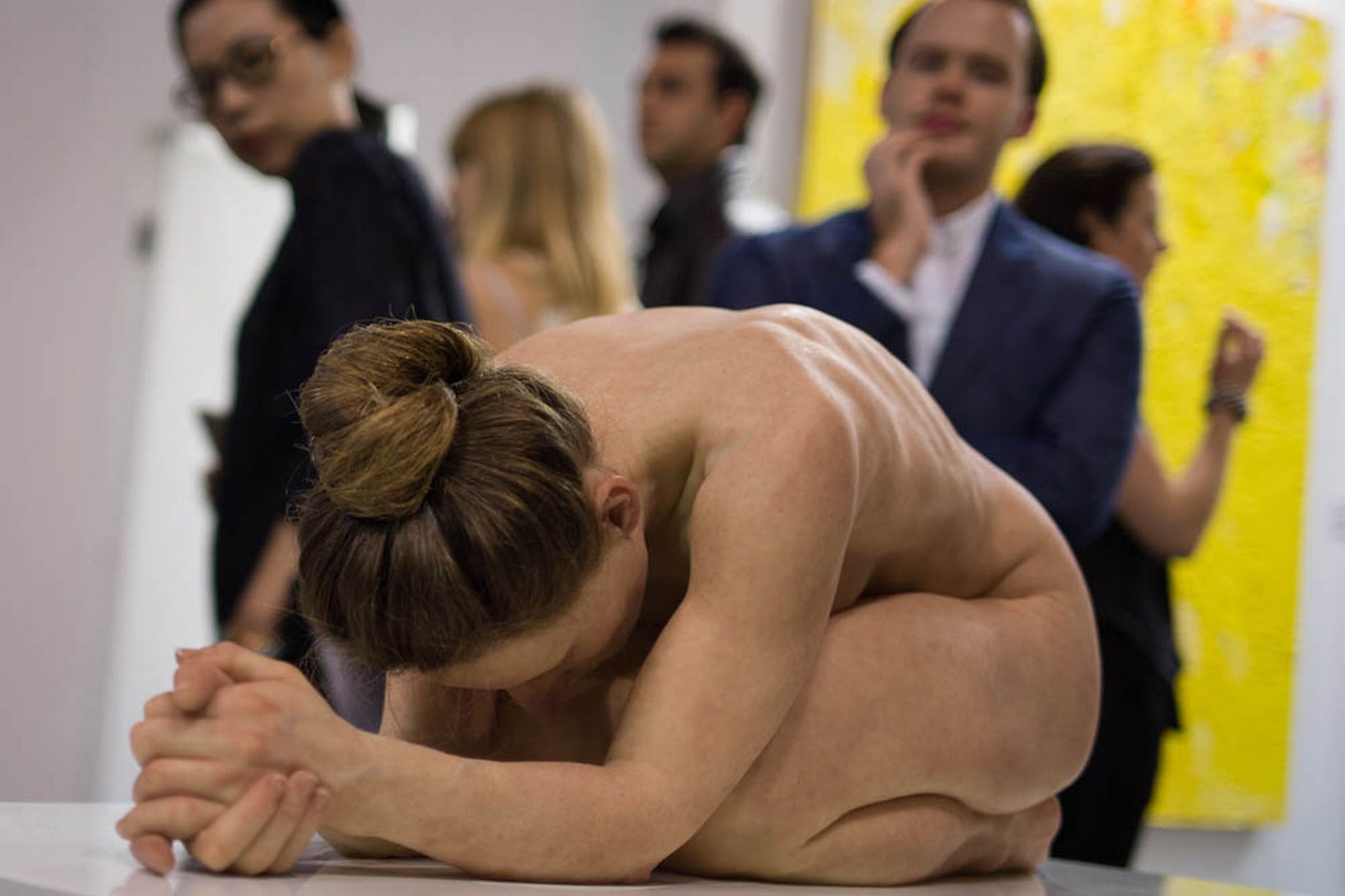 香港數(shù)百人與逼真裸女雕像自拍 香港數(shù)百人與逼真裸女雕像自拍