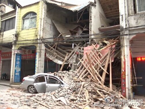 廣東一女司機(jī)逆行開車撞塌小樓 廣東一女司機(jī)逆行開車撞塌小樓
