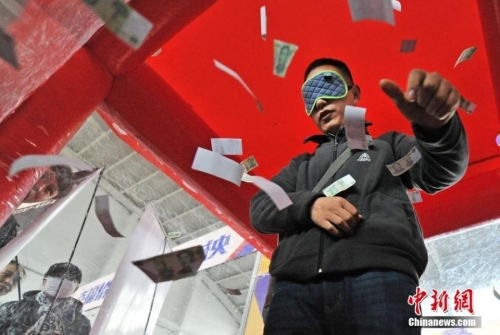 沈陽房交會上演蒙眼撈錢促銷 沈陽房交會上演蒙眼撈錢促銷