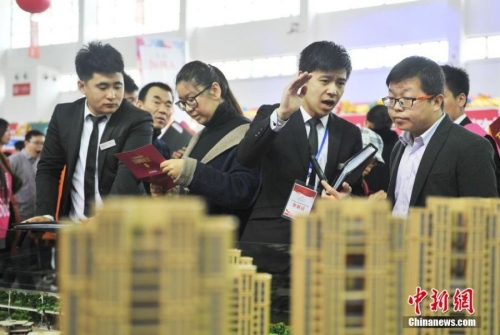 沈陽房交會上演蒙眼撈錢促銷 沈陽房交會上演蒙眼撈錢促銷