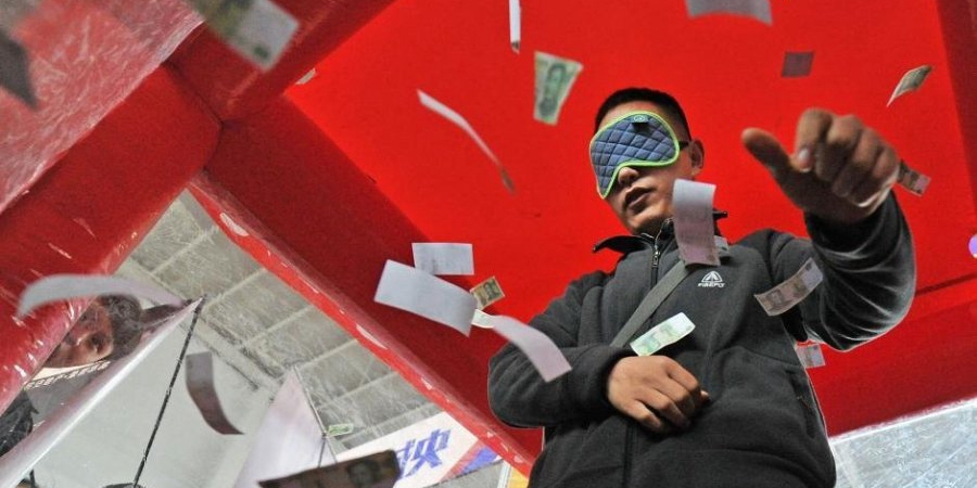 沈陽房交會上演蒙眼撈錢促銷 沈陽房交會上演蒙眼撈錢促銷