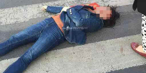 女子過(guò)路闖紅燈遭協(xié)管員鐵錘爆頭 女子過(guò)路闖紅燈遭協(xié)管員鐵錘爆頭