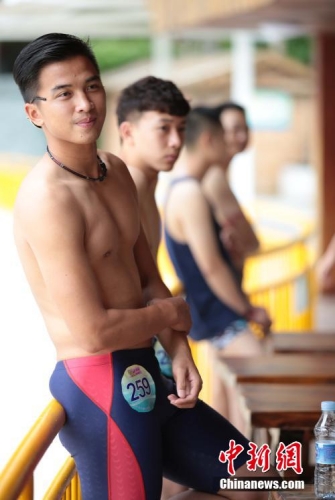 學(xué)生參加?；ㄐ２荽筚?穿比基尼秀身材