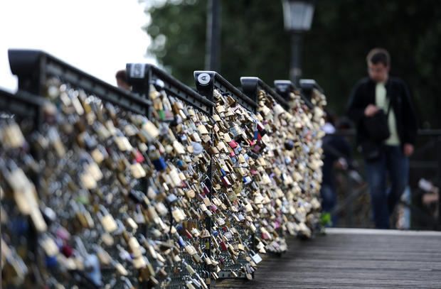 巴黎拆除藝術(shù)橋10萬(wàn)把“愛情鎖”