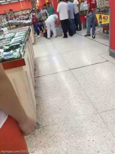 廣東:女店員舉報(bào)小偷慘遭割喉現(xiàn)場 廣東:女店員舉報(bào)小偷慘遭割喉現(xiàn)場