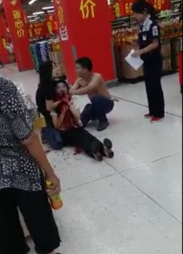 廣東:女店員舉報(bào)小偷慘遭割喉現(xiàn)場 廣東:女店員舉報(bào)小偷慘遭割喉現(xiàn)場