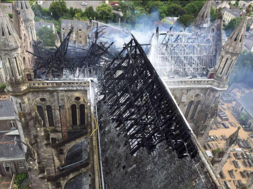 法國(guó)19世紀(jì)教堂失火 頂部燒毀