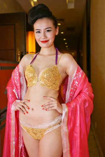 鄭州黃金內(nèi)衣秀現(xiàn)場(chǎng) 每套價(jià)值400萬(wàn)元 鄭州黃金內(nèi)衣秀現(xiàn)場(chǎng) 每套價(jià)值400萬(wàn)元